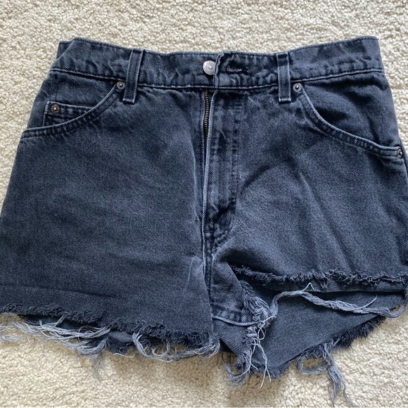 VINTAGE BLACK LEVIS SHORTS - Picture 3 of 3